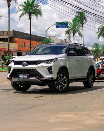 TOYOTA HILUX SW4 2.8 D-4D TURBO DIESEL DIAMOND 7L 4X4 AUTOMÁTICO